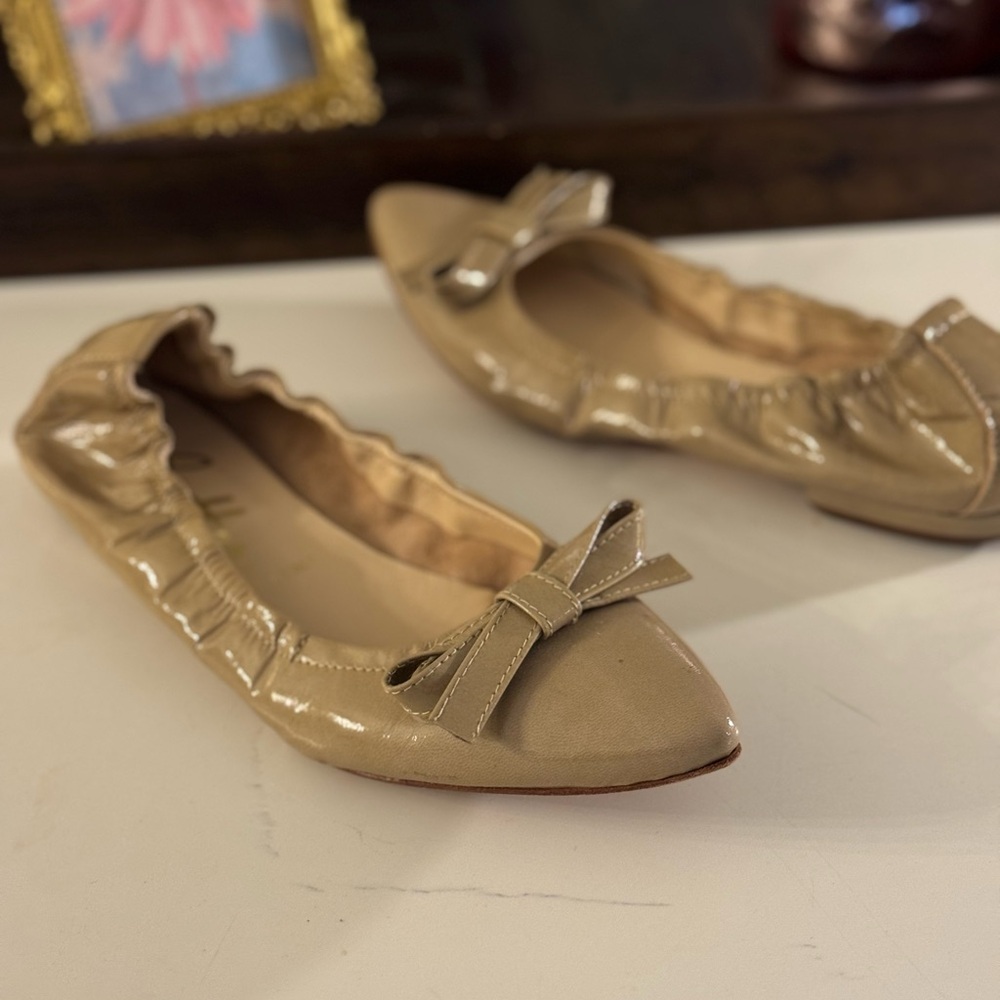 BUTTER MADE IN ITALY TAUPE PATENT LEATHER BOW BALLOT FLATS! - Picture 3 of 8